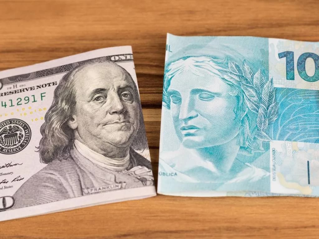 Dólar sobe com petróleo em alta e eleição presidencial no radar