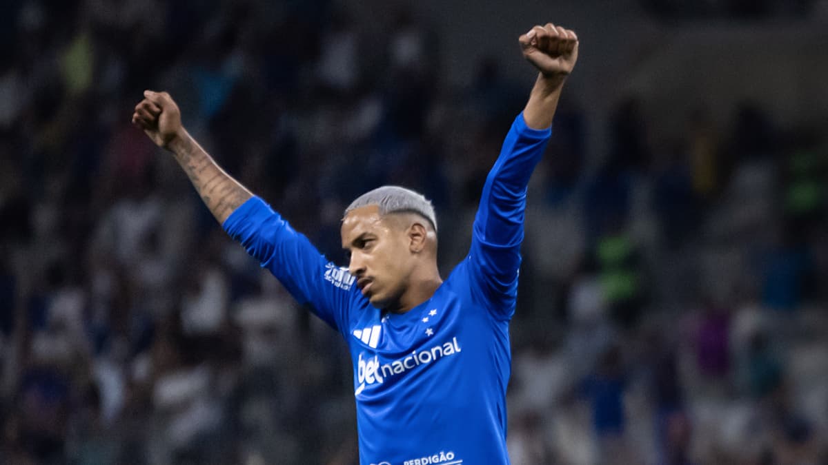 Cruzeiro vence o Flamengo de virada nos acréscimos e sobe na tabela do Brasileirão