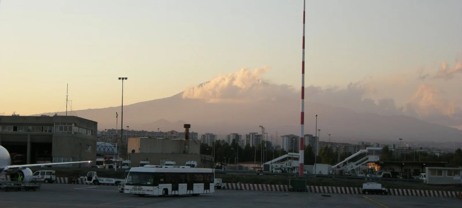 Erupção do vulcão Etna mantém aeroporto de Catania fechado