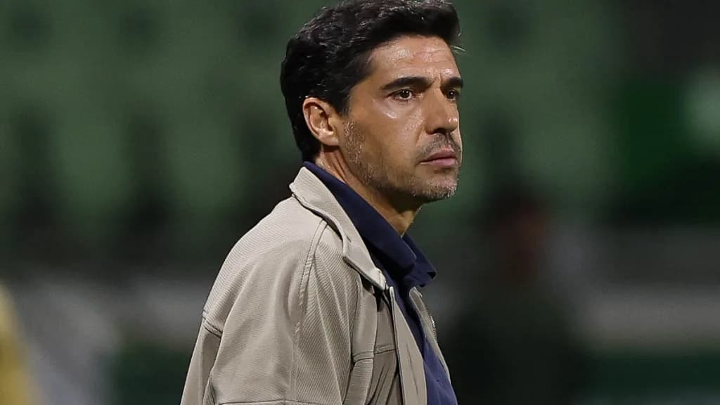 Abel Ferreira consegue efeito suspensivo e volta a comandar o Palmeiras