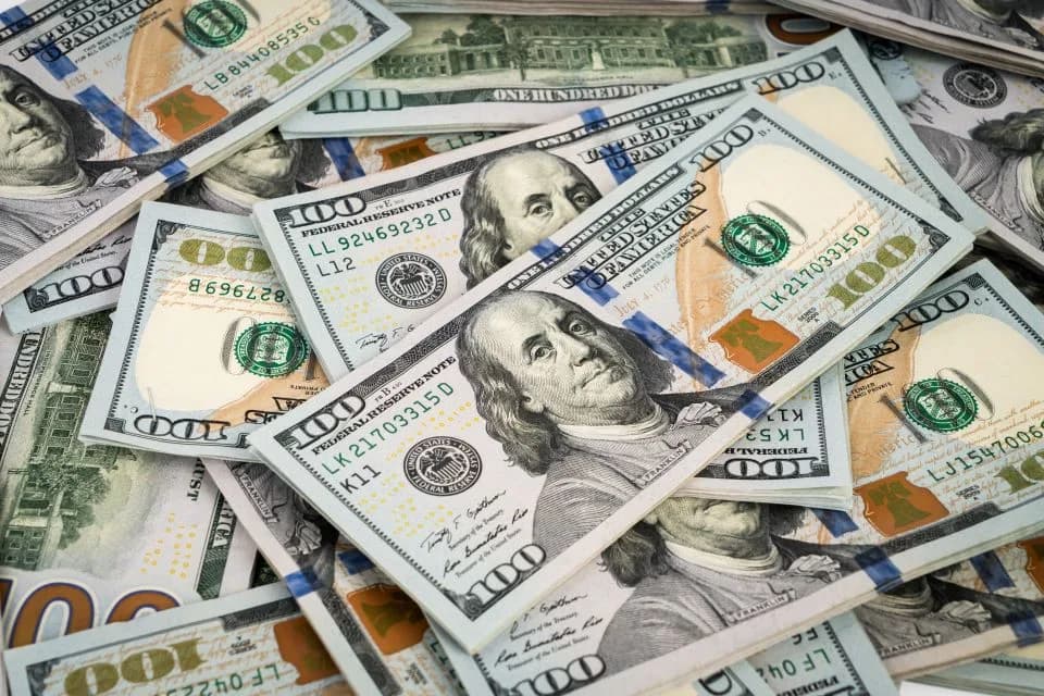 Ibovespa fecha em alta de 1,85% na sexta-feira; dólar cai a R$ 5,14