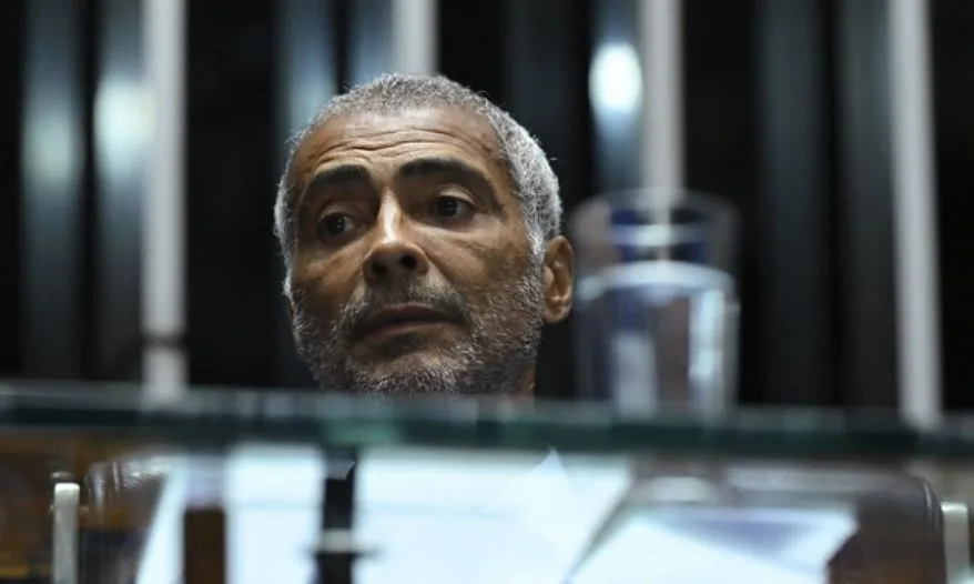 Romário recorre à Justiça contra penhora de 30% do salário no Senado
