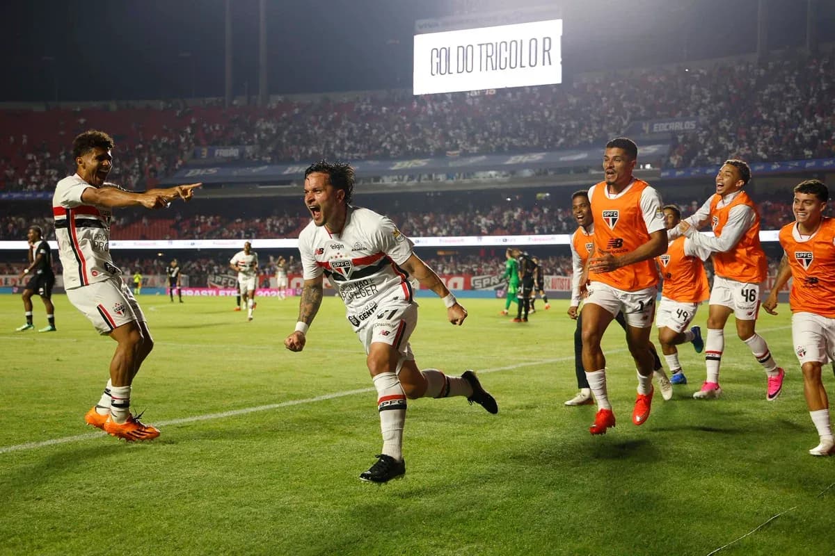 São Paulo vence o Vasco e segue na briga por vaga na Libertadores 2027