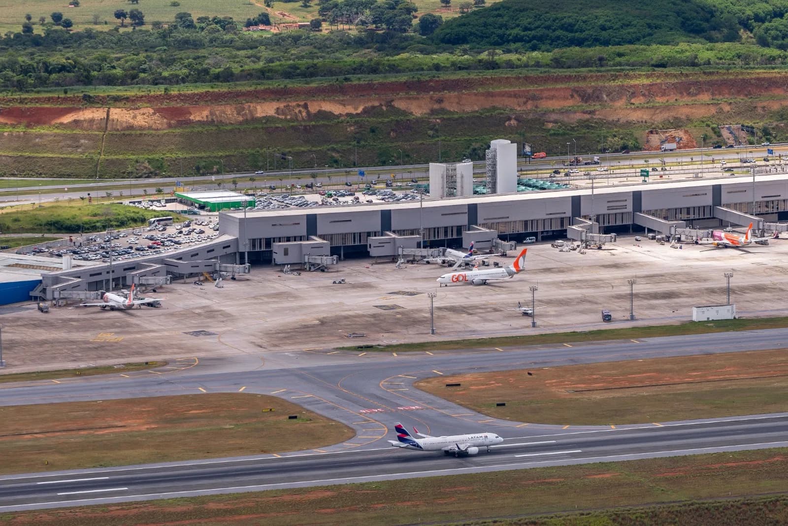 Buraco na pista interdita aeroporto de Confins e cancela 80 voos