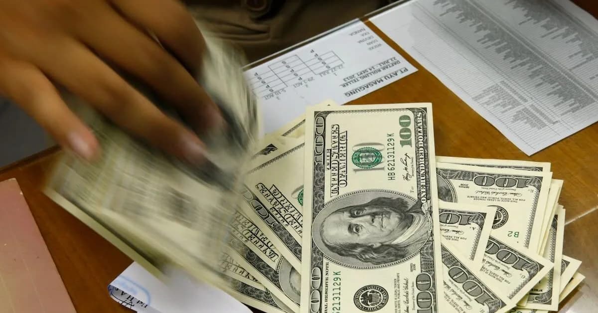 Dólar dispara e fecha no maior valor desde agosto com eleição e juros nos EUA