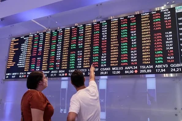 Ibovespa sobe perto de máxima histórica com cenário eleitoral e petróleo em alta
