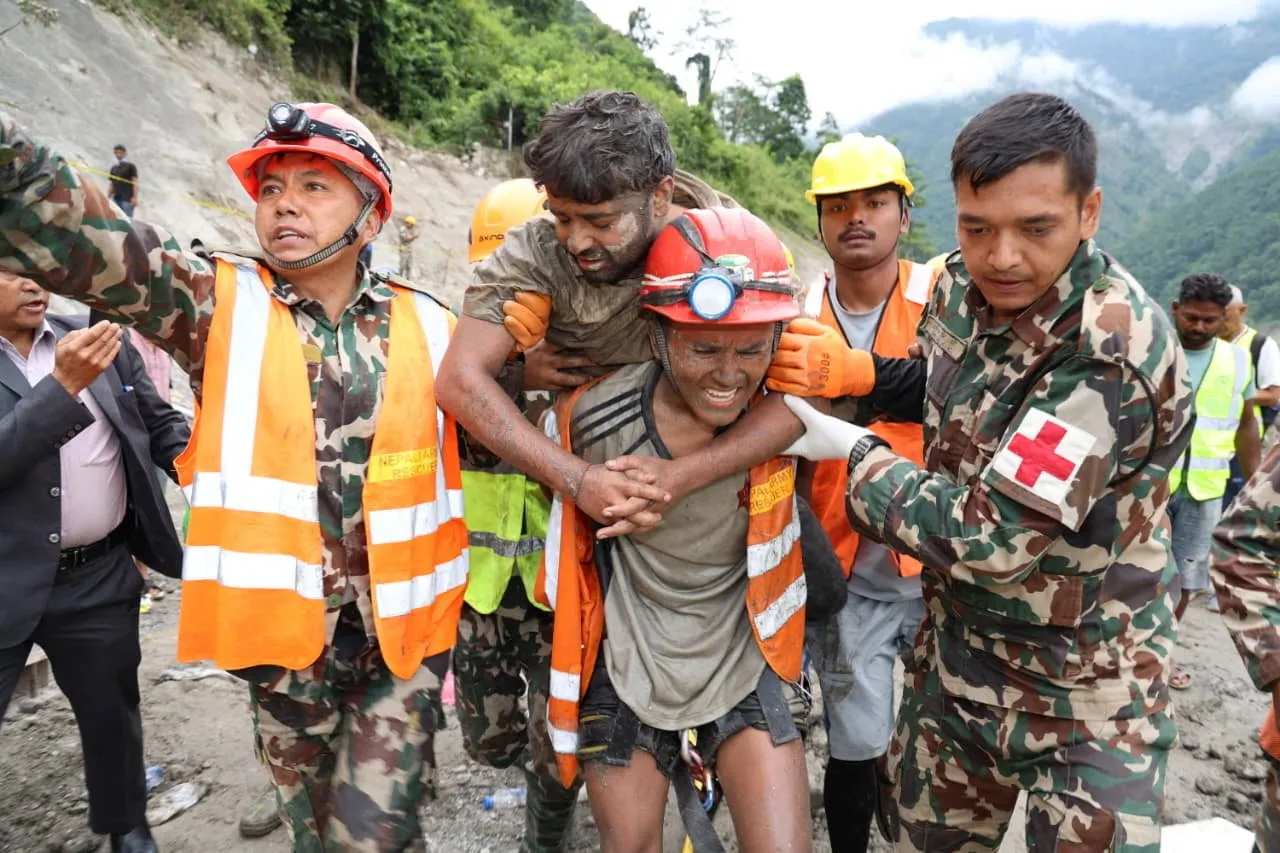 Nepal resgata dois trabalhadores com vida de túnel hidrelétrico após nove dias