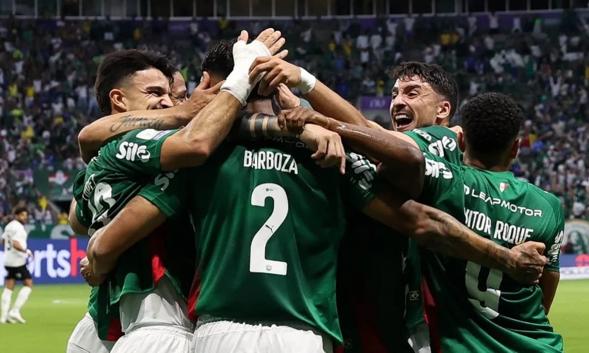 Palmeiras goleia Corinthians por 4 a 1 e encosta no líder Flamengo