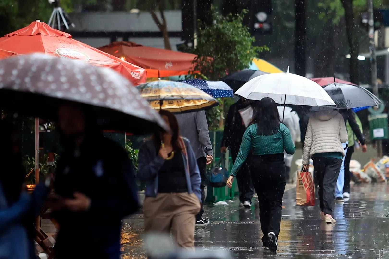 Frente fria traz temporais, granizo e calor de até 40°C ao Brasil neste fim de semana